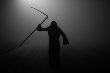 Ölüm Meleği iskeleti siyah bir cübbe giyiyor ve tırpan kullanıyor, Memento Mori, Coronavirus, Salgın ve Salgın Tim