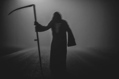 Ölüm Meleği iskeleti siyah bir cübbe giyiyor ve tırpan kullanıyor, Memento Mori, Coronavirus, Salgın ve Salgın Tim