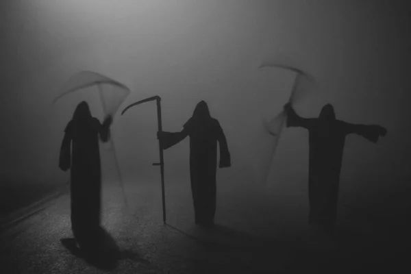 黒い衣を着た死の厳しいリーパーの骨格と鎌 記念碑森 コロナウイルス 流行と流行のティム — ストック写真