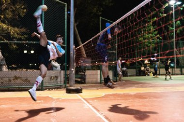 BANGKOK / THAILAND - 19 Aralık 2016: Tayland gençleri Tayland 'ın Bangkok caddelerinde Çin Çubuğu Balosu oynuyorlar. Chinlone geleneksel Myanmar sporudur.. 