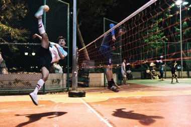 BANGKOK / THAILAND - 19 Aralık 2016: Tayland gençleri Tayland 'ın Bangkok caddelerinde Çin Çubuğu Balosu oynuyorlar. Chinlone geleneksel Myanmar sporudur.. 