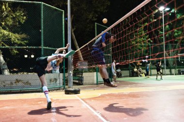 BANGKOK / THAILAND - 19 Aralık 2016: Tayland gençleri Tayland 'ın Bangkok caddelerinde Çin Çubuğu Balosu oynuyorlar. Chinlone geleneksel Myanmar sporudur.. 