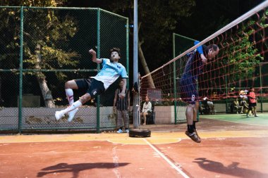 BANGKOK / THAILAND - 19 Aralık 2016: Tayland gençleri Tayland 'ın Bangkok caddelerinde Çin Çubuğu Balosu oynuyorlar. Chinlone geleneksel Myanmar sporudur.. 