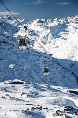 Les Menuires kışın tatil köyü. Kışın Fransız Alpleri, Fransa 'da karlı dağlar Avrupa
