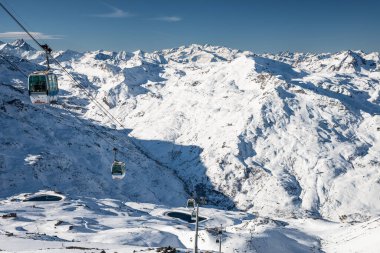 Les Menuires kışın tatil köyü. Kışın Fransız Alpleri, Fransa 'da karlı dağlar Avrupa
