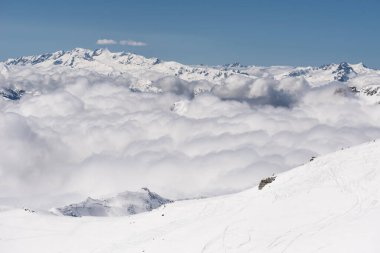 Les Menuires kışın tatil köyü. Kışın Fransız Alpleri, Fransa 'da karlı dağlar Avrupa