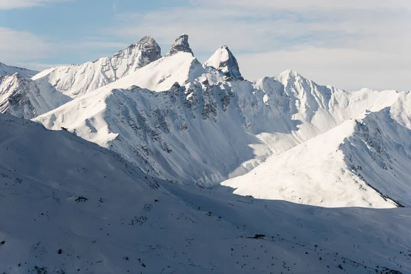 Les Menuresは冬にリゾート 冬はフランスアルプス 冬はフランスヨーロッパの雪の山 — ストック写真