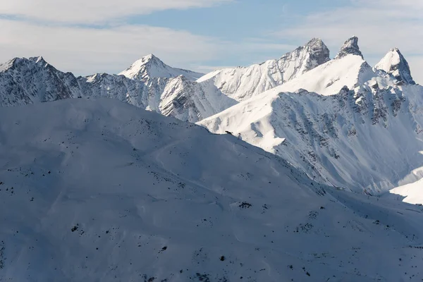 Les Menuresは冬にリゾート 冬はフランスアルプス 冬はフランスヨーロッパの雪の山 — ストック写真