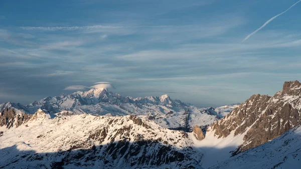 メニュエルズのモンブランは冬にリゾートです 冬はフランスアルプス 冬はフランスヨーロッパの雪の山 — ストック写真