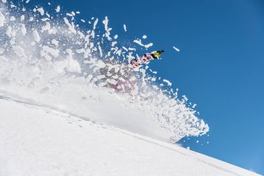 Risoul tatil köyünde serbest dolaşma, kışın Fransız Alpleri, Fransa 'da karlı dağlar Avrupa