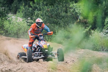 BUKOWNO / POLAND - 4 Haziran 2016: Offroad 4x4 kum rallisi, dörtlü bisiklet, motokros, atv, off road cars in cross country competition in Poland