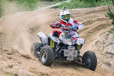 BUKOWNO / POLAND - 4 Haziran 2016: Offroad 4x4 kum rallisi, dörtlü bisiklet, motokros, atv, off road cars in cross country competition in Poland