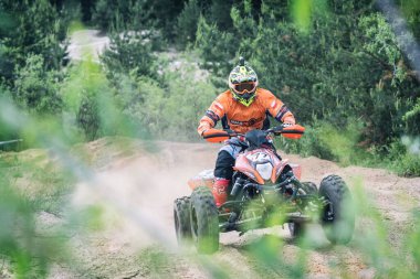 BUKOWNO / POLAND - 4 Haziran 2016: Offroad 4x4 kum rallisi, dörtlü bisiklet, motokros, atv, off road cars in cross country competition in Poland