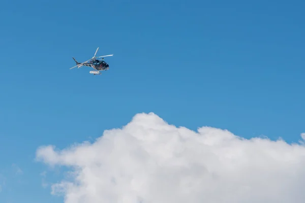 Elicottero Sul Cielo Nelle Alpi Francesi Inverno Montagne Innevate Franciaeuropa — Foto Stock