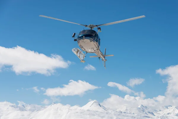 Ελικόπτερο Στον Ουρανό Στα Γαλλικά Γαλλικά Άλπεις Χειμώνα Χιονισμένα Βουνά — Φωτογραφία Αρχείου