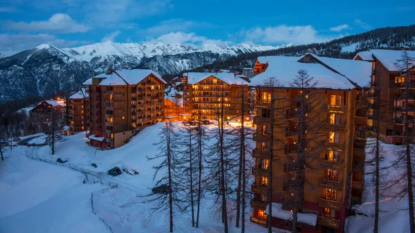 Budynki Kurortu Risoul Alpy Francuskie Zimą Zaśnieżone Góry Francji Europa — Zdjęcie stockowe