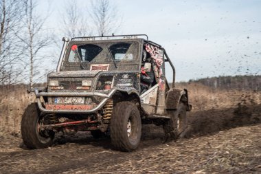 CHECHLO- KLUCZE / POLAND - 15 Şubat 2014: Offroad 4x4 Kum Sahası Rallisi, dörtlü bisiklet, motokros, atv, Klucze Polonya 'da ülke genelinde off-road arabaları