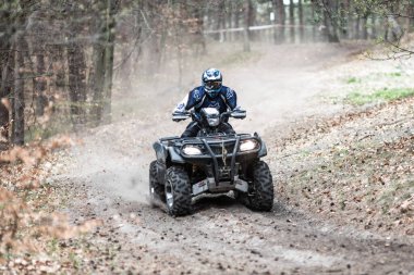 CHECHLO - KLUCZE / POLAND - 18 Nisan 2015: Offroad 4x4 Kum Sahası Rallisi, dörtlü bisiklet, motokros, atv, Klucze Polonya 'da ülke genelinde off-road arabaları