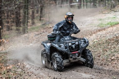 CHECHLO - KLUCZE / POLAND - 18 Nisan 2015: Offroad 4x4 Kum Sahası Rallisi, dörtlü bisiklet, motokros, atv, Klucze Polonya 'da ülke genelinde off-road arabaları