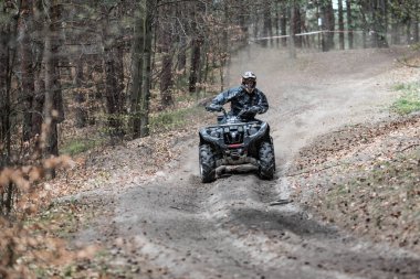 CHECHLO - KLUCZE / POLAND - 18 Nisan 2015: Offroad 4x4 Kum Sahası Rallisi, dörtlü bisiklet, motokros, atv, Klucze Polonya 'da ülke genelinde off-road arabaları