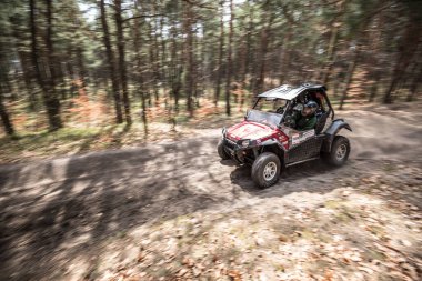 CHECHLO - KLUCZE / POLAND - 18 Nisan 2015: Offroad 4x4 Kum Sahası Rallisi, dörtlü bisiklet, motokros, atv, Klucze Polonya 'da ülke genelinde off-road arabaları