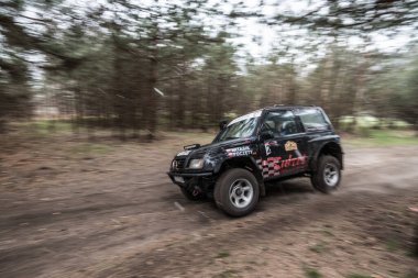 CHECHLO - KLUCZE / POLAND - 18 Nisan 2015: Offroad 4x4 Kum Sahası Rallisi, dörtlü bisiklet, motokros, atv, Klucze Polonya 'da ülke genelinde off-road arabaları