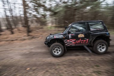 CHECHLO - KLUCZE / POLAND - 18 Nisan 2015: Offroad 4x4 Kum Sahası Rallisi, dörtlü bisiklet, motokros, atv, Klucze Polonya 'da ülke genelinde off-road arabaları