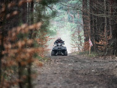 CHECHLO - KLUCZE / POLAND - 18 Nisan 2015: Offroad 4x4 Kum Sahası Rallisi, dörtlü bisiklet, motokros, atv, Klucze Polonya 'da ülke genelinde off-road arabaları