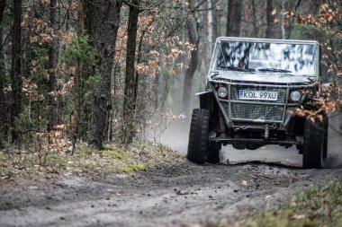 CHECHLO - KLUCZE / POLAND - 18 Nisan 2015: Offroad 4x4 Kum Sahası Rallisi, dörtlü bisiklet, motokros, atv, Klucze Polonya 'da ülke genelinde off-road arabaları