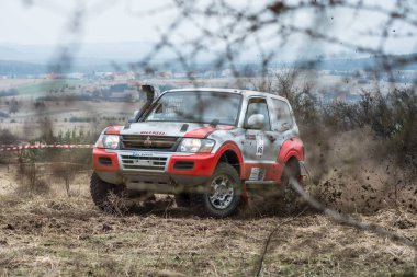 CHECHLO - KLUCZE / POLAND - 18 Nisan 2015: Offroad 4x4 Kum Sahası Rallisi, dörtlü bisiklet, motokros, atv, Klucze Polonya 'da ülke genelinde off-road arabaları