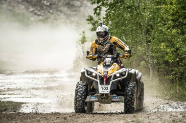 OGRODZIENIEC / POLAND - 21 Mayıs 2013: Offroad 4x4 kum zemin rallisi, dörtlü bisiklet, motokros, atv, off-road vagonları Podzamcze Ogrodzieniec Polan