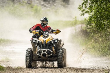 OGRODZIENIEC / POLAND - 21 Mayıs 2013: Offroad 4x4 kum zemin rallisi, dörtlü bisiklet, motokros, atv, off-road vagonları Podzamcze Ogrodzieniec Polan