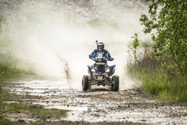 OGRODZIENIEC / POLAND - 21 Mayıs 2013: Offroad 4x4 kum zemin rallisi, dörtlü bisiklet, motokros, atv, off-road vagonları Podzamcze Ogrodzieniec Polan