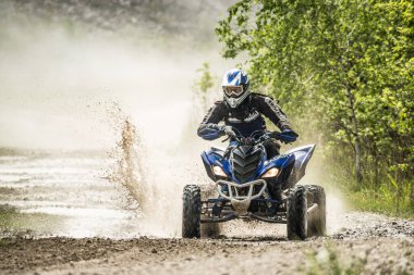 OGRODZIENIEC / POLAND - 21 Mayıs 2013: Offroad 4x4 kum zemin rallisi, dörtlü bisiklet, motokros, atv, off-road vagonları Podzamcze Ogrodzieniec Polan