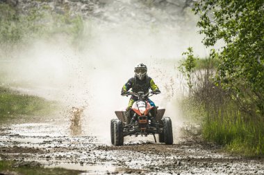 OGRODZIENIEC / POLAND - 21 Mayıs 2013: Offroad 4x4 kum zemin rallisi, dörtlü bisiklet, motokros, atv, off-road vagonları Podzamcze Ogrodzieniec Polan
