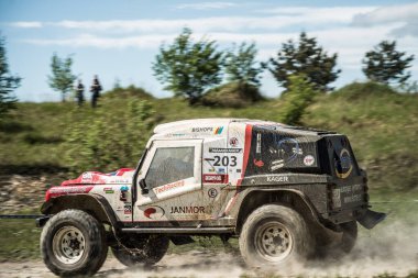 OGRODZIENIEC / POLAND - 21 Mayıs 2013: Offroad 4x4 kum zemin rallisi, dörtlü bisiklet, motokros, atv, off-road vagonları Podzamcze Ogrodzieniec Polan