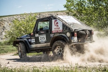 OGRODZIENIEC / POLAND - 21 Mayıs 2013: Offroad 4x4 kum zemin rallisi, dörtlü bisiklet, motokros, atv, off-road vagonları Podzamcze Ogrodzieniec Polan