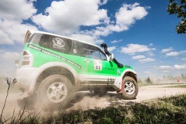 OGRODZIENIEC / POLAND - 21 Mayıs 2013: Offroad 4x4 kum zemin rallisi, dörtlü bisiklet, motokros, atv, off-road vagonları Podzamcze Ogrodzieniec Polan