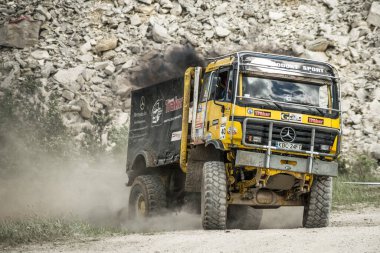 OGRODZIENIEC / POLAND - 21 Mayıs 2013: Offroad 4x4 kum zemin rallisi, dörtlü bisiklet, motokros, atv, off-road vagonları Podzamcze Ogrodzieniec Polan