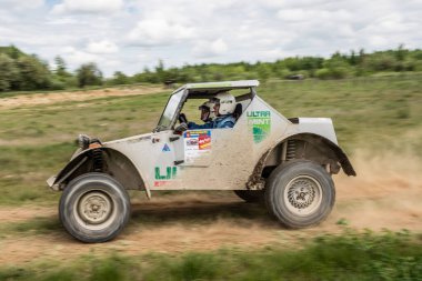OGRODZIENIENIEC / POLAND - 18 Nisan 2015: Offroad 4x4 kum zemin rallisi, dörtlü bisiklet, motokros, atv, off road vagonları Podzamcze Ogrodzieniec Polan