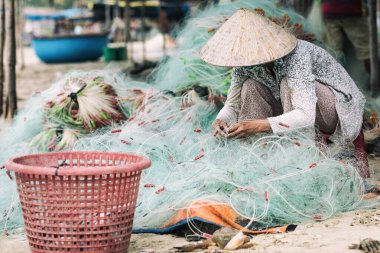 Balıkçıların köyü. Balık köyü Mui Ne, Vietnam, Asya 'da sepetinde geleneksel Vietnamlı teknesi