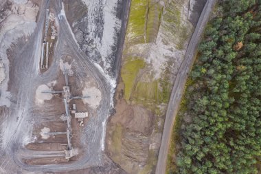 Büyük kazıcılı kum ocağı, kazıcı. Avrupa, Polonya 'da ağır makineler endüstrisi. Ekoloji ve çevre. Hava aracı fotoğraf görüntüsü 