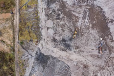 Büyük kazıcılı kum ocağı, kazıcı. Avrupa, Polonya 'da ağır makineler endüstrisi. Ekoloji ve çevre. Hava aracı fotoğraf görüntüsü 