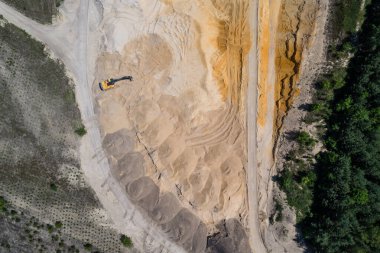 Büyük kazıcılı kum ocağı, kazıcı. Avrupa, Polonya 'da ağır makineler endüstrisi. Ekoloji ve çevre. Hava aracı fotoğraf görüntüsü 