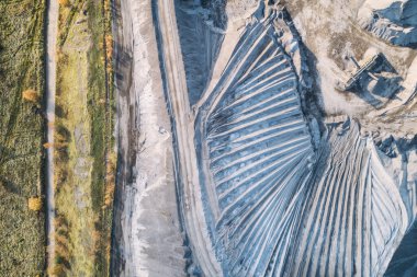 Büyük kazıcılı kum ocağı, kazıcı. Avrupa, Polonya 'da ağır makineler endüstrisi. Ekoloji ve çevre. Hava aracı fotoğraf görüntüsü 