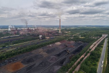 Endüstriyel çelik fabrikası, demir işi. Metalürjik bitki. Çelik fabrikası. Avrupa, Polonya, Dabrowa Gornicza 'da ağır sanayi. Bacalardan gelen hava kirliliği. Ekoloji ve çevre. Hava aracı fotoğrafı. 