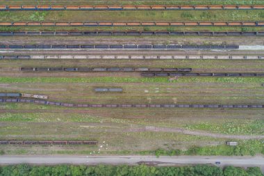 Demir fabrikasında demiryolu vagonu nakliyesi. Metalürjik bitki. Çelik fabrikası. Avrupa, Polonya, Dabrowa Gorniczair 'deki ağır sanayi bacalardan kaynaklanan kirlilik. Ekoloji ve çevre. Hava aracı fotoğrafı. 