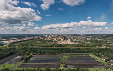 Endüstriyel çelik fabrikası, demir işi. Metalürjik bitki. Çelik fabrikası. Avrupa, Polonya, Dabrowa Gornicza 'da ağır sanayi. Bacalardan gelen hava kirliliği. Ekoloji ve çevre. Hava aracı fotoğrafı. 