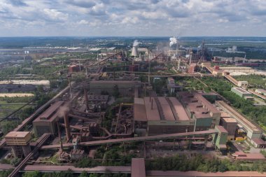 Endüstriyel çelik fabrikası, demir işi. Metalürjik bitki. Çelik fabrikası. Avrupa, Polonya, Dabrowa Gornicza 'da ağır sanayi. Bacalardan gelen hava kirliliği. Ekoloji ve çevre. Hava aracı fotoğrafı. 