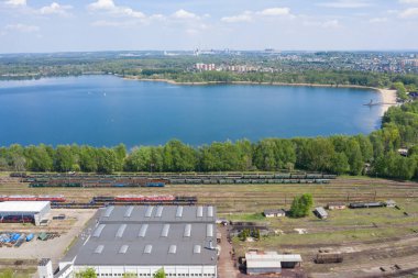 Endüstriyel çelik fabrikası, demir işi. Metalürjik bitki. Çelik fabrikası. Avrupa, Polonya, Dabrowa Gornicza 'da ağır sanayi. Bacalardan gelen hava kirliliği. Ekoloji ve çevre. Hava aracı fotoğrafı. 